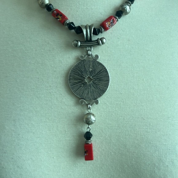 Elegant Red and Black Pendant Necklace - Picture 4 of 8